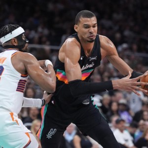 开云体育-文班亚马17+11格林26分 马刺轻取太阳迎来7连胜