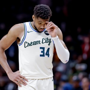 开云-机会不多！字母哥半场仅出手3次 3中3得到8分7篮板3助攻1抢断